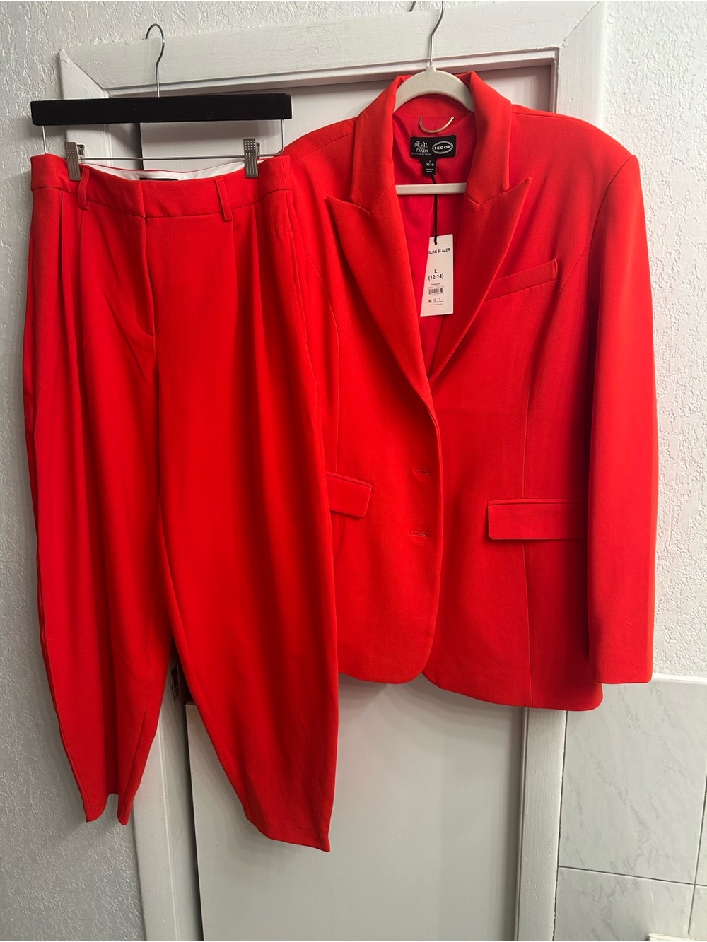 Red Tailored Blazer & Matching Pants Suit – Classic Women's Set